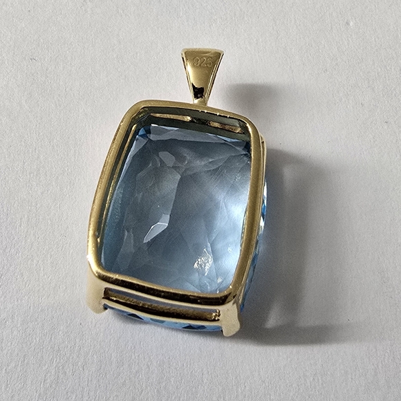 Watch Video / Majestic Sky Blue Topaz Pendant in Sterling Silver 925 - Picture 4 of 7